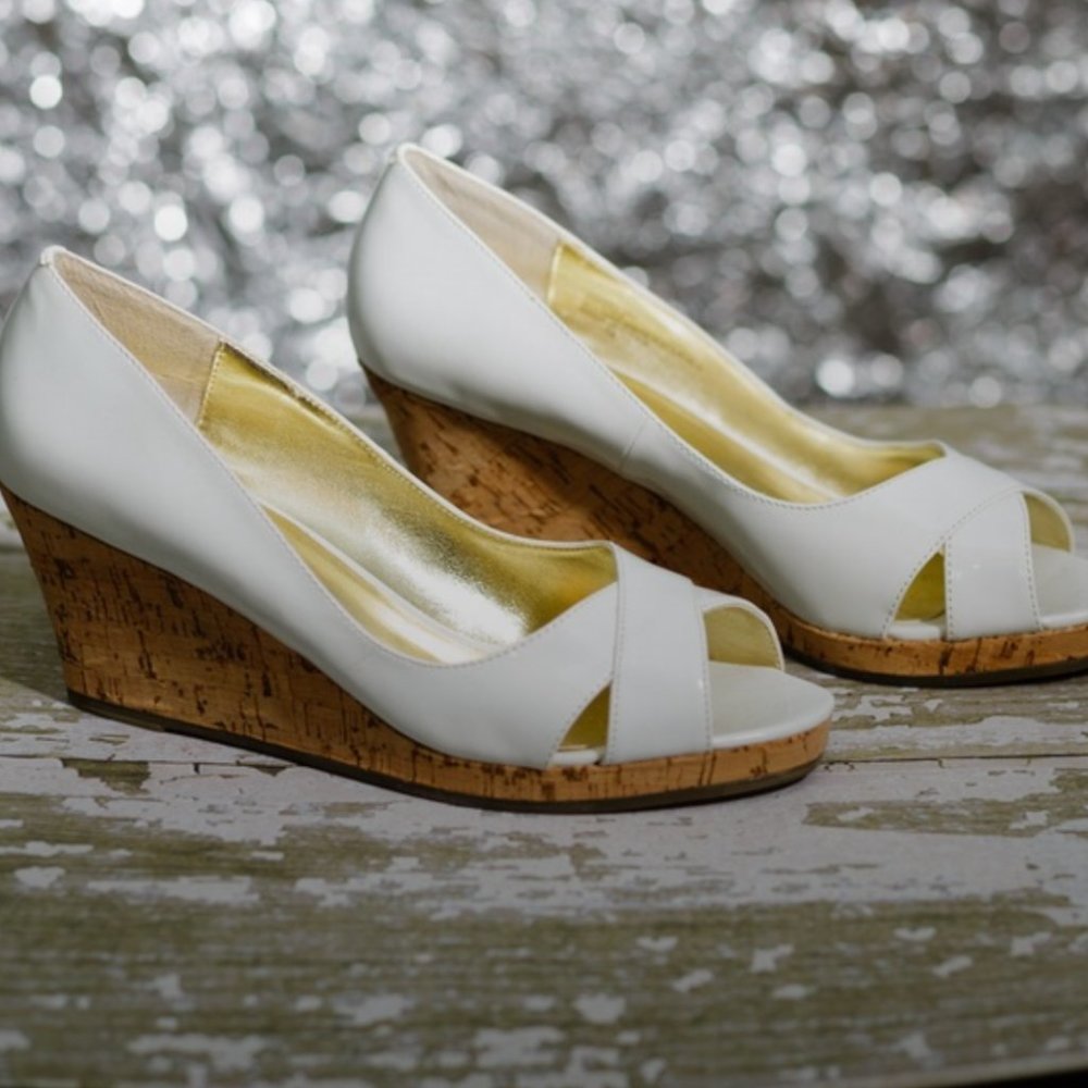 Colin Stuart white peep toe cork wedge sandals size 7